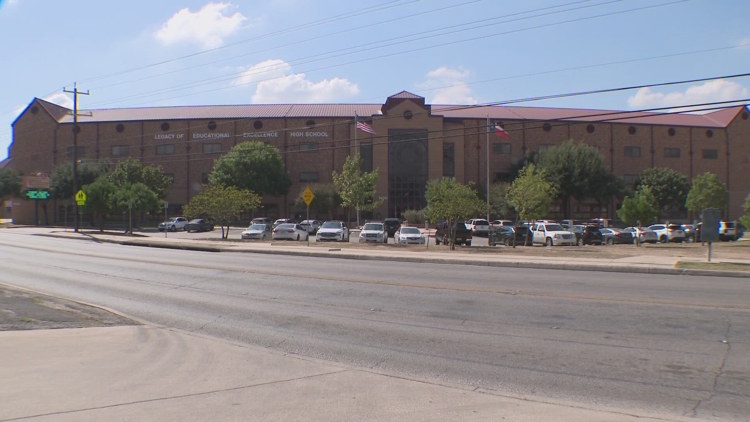 Fox falls through ceiling during LEE High School lunch period, NEISD officials say — KENS 5 (San Antonio), League City Schools news
